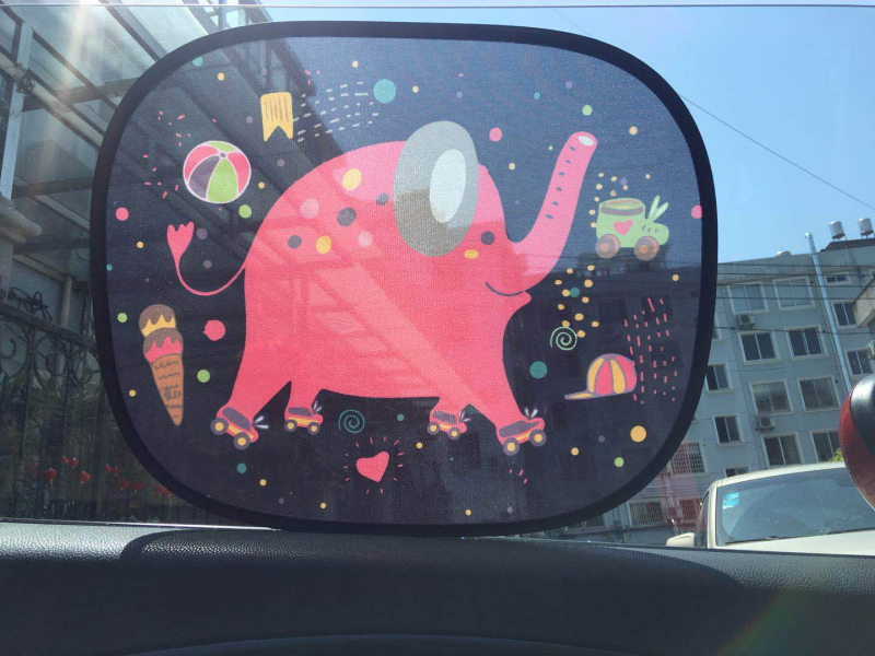 Parasolar pentru geamuri auto, material PVC+ plasă; instalare cu bandă adezivă; stil desen animat; imprimare logo disponibilă; personalizare începând de la 300 de bucăți