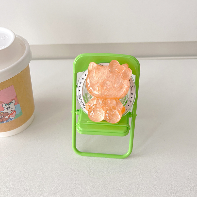 Stojan na telefón na stole s motívom KT mačky, magnetický, odnímateľný a vysúvací, z plastu, karikatúrny štýl