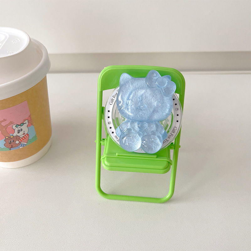 Stojan na telefón na stole s motívom KT mačky, magnetický, odnímateľný a vysúvací, z plastu, karikatúrny štýl