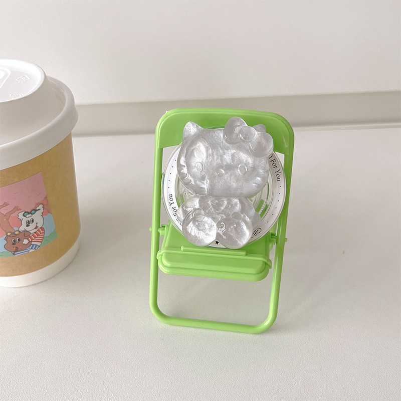 Stojan na telefón na stole s motívom KT mačky, magnetický, odnímateľný a vysúvací, z plastu, karikatúrny štýl