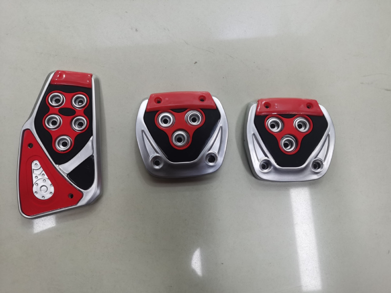 Kit pedale interior auto - potrivire universală, antiderapant, instalare fără găuri, pedale accelerație, ambreiaj și frână | Model XB-375; Material: Plastic; Transmisie: MT; Personalizare disponibilă; Etichetă privată disponibilă