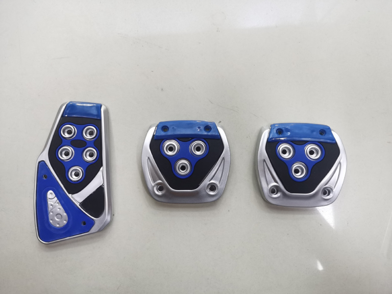 Kit pedale interior auto - potrivire universală, antiderapant, instalare fără găuri, pedale accelerație, ambreiaj și frână | Model XB-375; Material: Plastic; Transmisie: MT; Personalizare disponibilă; Etichetă privată disponibilă