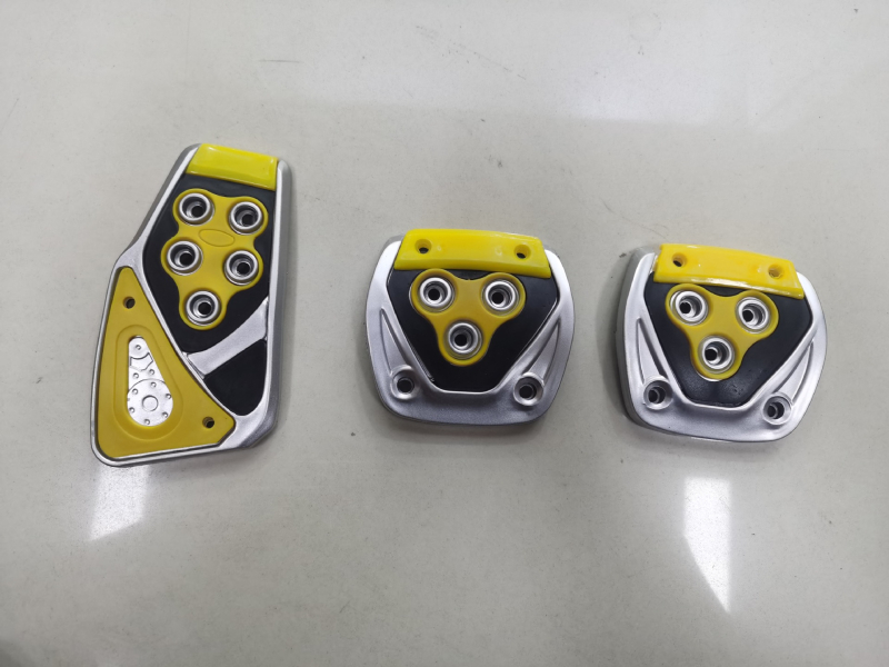 Kit pedale interior auto - potrivire universală, antiderapant, instalare fără găuri, pedale accelerație, ambreiaj și frână | Model XB-375; Material: Plastic; Transmisie: MT; Personalizare disponibilă; Etichetă privată disponibilă