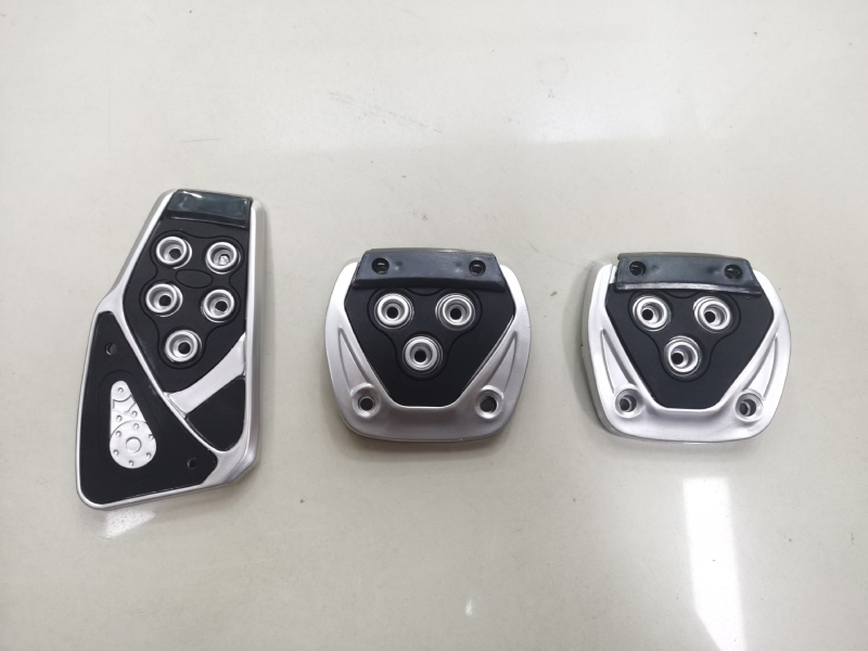 Kit pedale interior auto - potrivire universală, antiderapant, instalare fără găuri, pedale accelerație, ambreiaj și frână | Model XB-375; Material: Plastic; Transmisie: MT; Personalizare disponibilă; Etichetă privată disponibilă