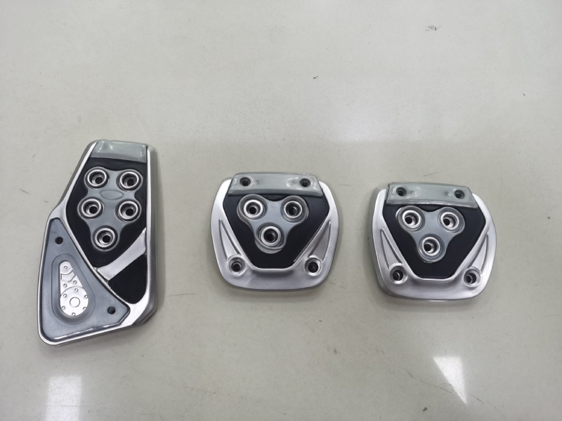 Kit pedale interior auto - potrivire universală, antiderapant, instalare fără găuri, pedale accelerație, ambreiaj și frână | Model XB-375; Material: Plastic; Transmisie: MT; Personalizare disponibilă; Etichetă privată disponibilă