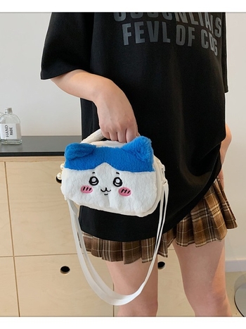 Plush taška na rameno, street štýl, elipsovitý tvar, zapínanie na zips, vnútorná kapsa na zips