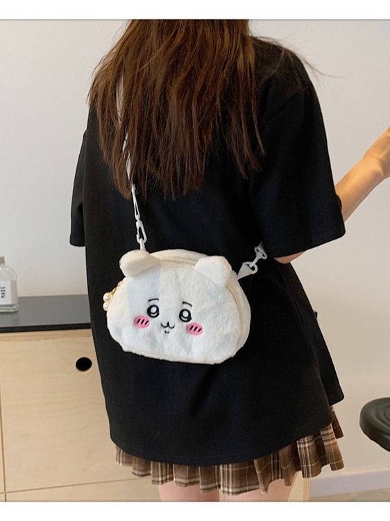 Plush taška na rameno, street štýl, elipsovitý tvar, zapínanie na zips, vnútorná kapsa na zips