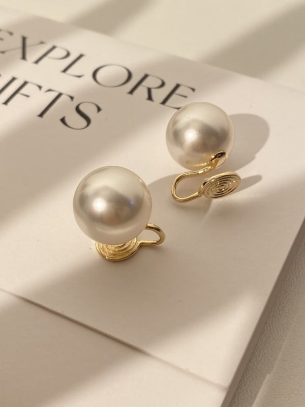 Cercei – Clips pentru urechi în formă de mosquito coil, perle colorate, design geometric minimalist, lucrate manual