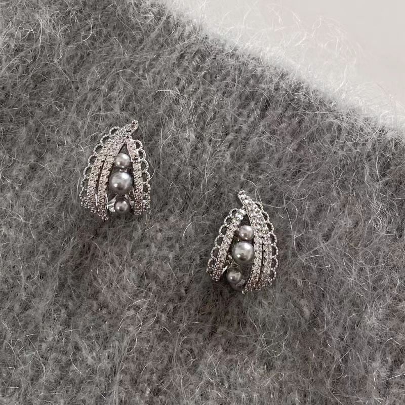 Naušnice: perle s dijamantima; Materijal: месинг s premazom od 18k zlata; Igle: 925 srebro; Oblik: valovita, U-oblik, geometrijska; Obrada: elektroplating; Stil: japanski i korejski