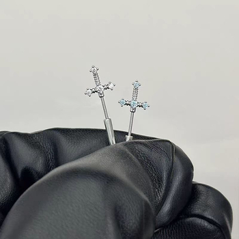 Cercei din oțel titan cu accente de zirconiu, formă de floare, stil lux discret