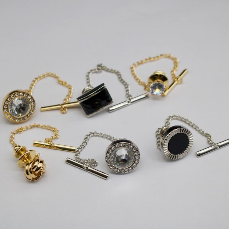 Briti stiilis lipsuklips kravatile, vase materjal, unisex, ümmargune–nelinurkne kujuline, elektroplatiinatsioon, valge kristall, mosaiik segu alumiiniumist kunstkivega