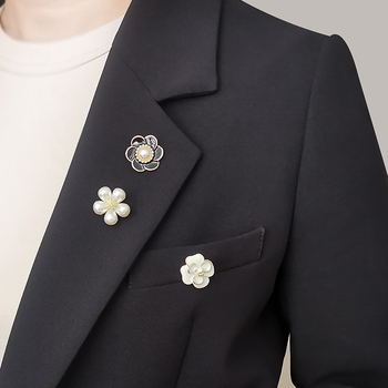 Shanlihua Broșă pentru guler – aliaj, floare de camelia cu funda, placare aurie, accesoriu feminin