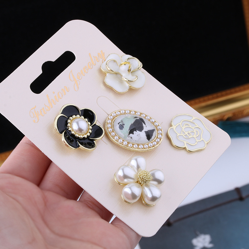 Shanlihua Broșă pentru guler – aliaj, floare de camelia cu funda, placare aurie, accesoriu feminin