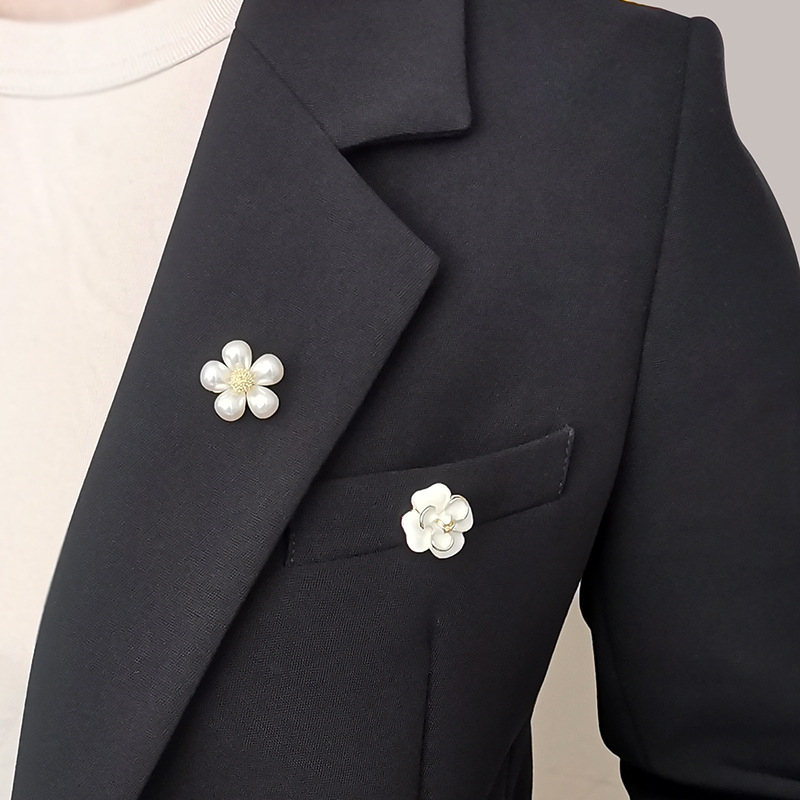 Shanlihua Broșă pentru guler – aliaj, floare de camelia cu funda, placare aurie, accesoriu feminin