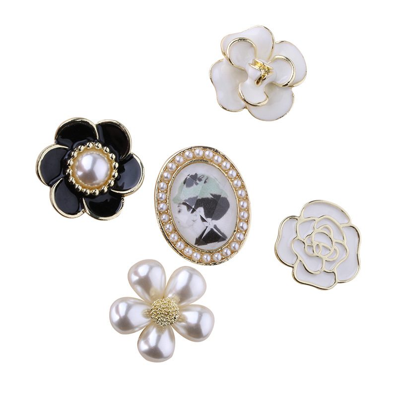 Shanlihua Broșă pentru guler – aliaj, floare de camelia cu funda, placare aurie, accesoriu feminin