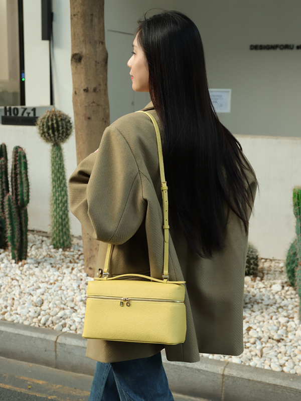 Kožna ženska torba u Lunch Box stilu, Horizontalnog kvadratnog oblika, zatvaranje na zip, unutarnji džepovi za telefon i ID