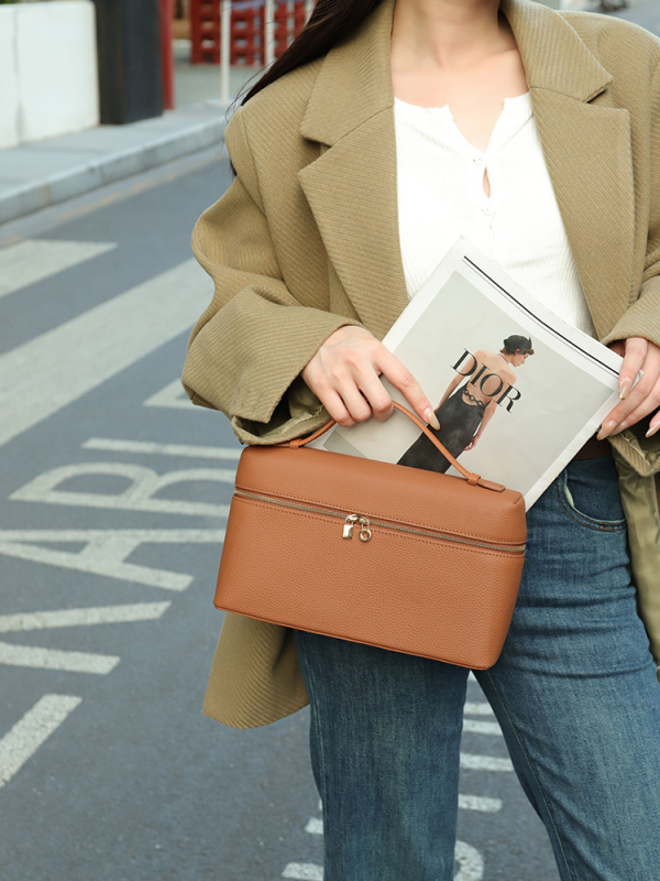 Kožna ženska torba u Lunch Box stilu, Horizontalnog kvadratnog oblika, zatvaranje na zip, unutarnji džepovi za telefon i ID