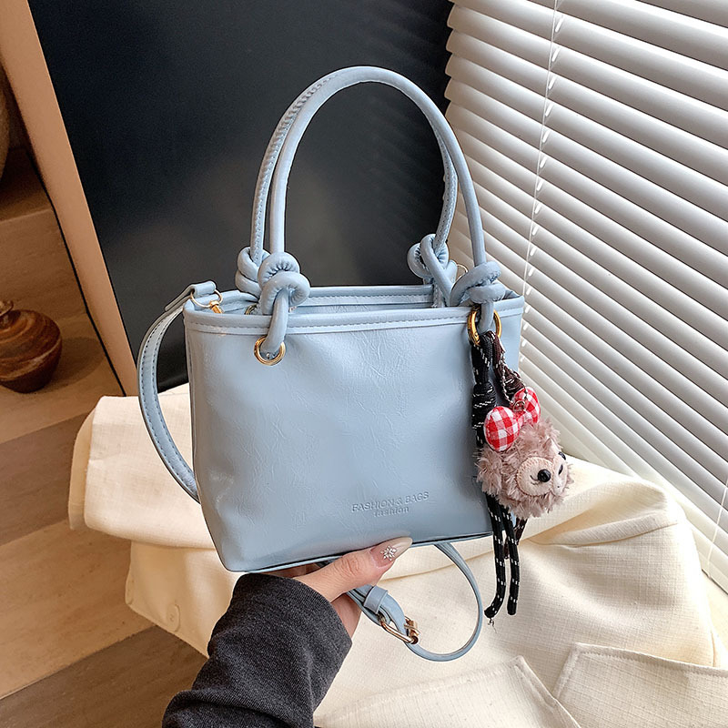 Bucket torba, PU materijal, gradski stil, crossbody dizajn, zatvarač, poliester podstava, unutarnji džep za mobitel