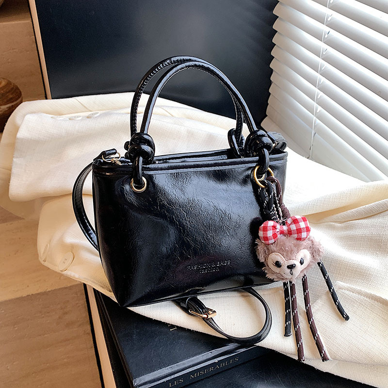 Bucket torba, PU materijal, gradski stil, crossbody dizajn, zatvarač, poliester podstava, unutarnji džep za mobitel