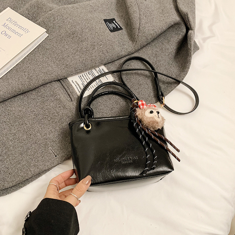 Bucket torba, PU materijal, gradski stil, crossbody dizajn, zatvarač, poliester podstava, unutarnji džep za mobitel