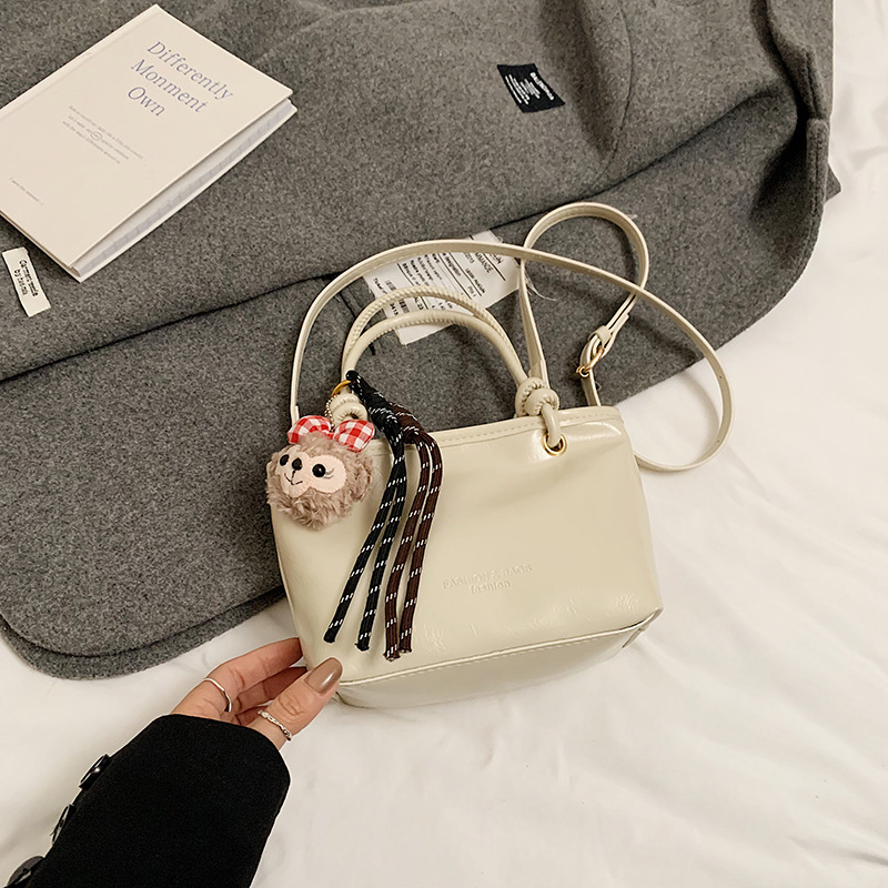 Bucket torba, PU materijal, gradski stil, crossbody dizajn, zatvarač, poliester podstava, unutarnji džep za mobitel