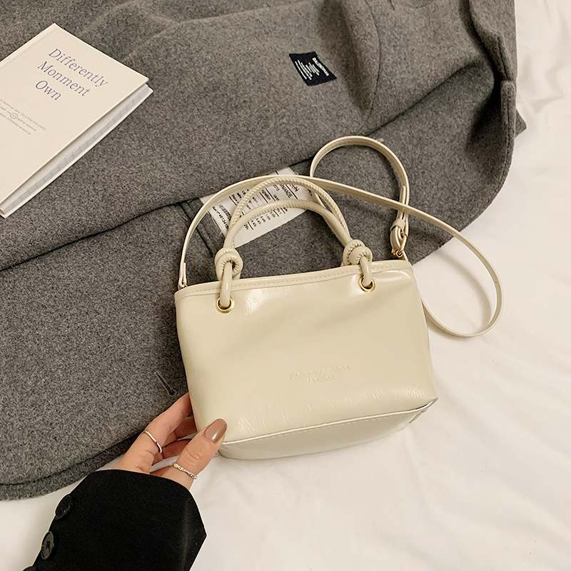 Bucket torba, PU materijal, gradski stil, crossbody dizajn, zatvarač, poliester podstava, unutarnji džep za mobitel