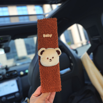 Auto jostas pārklājs – pūkains karikatūru dekors (poliesteris; svars ~35 g; pielāgošana pieejama; Piederums: bērnu drošības jostas pārklājs)