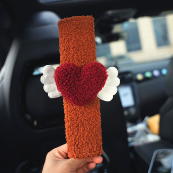 Auto jostas pārklājs – pūkains karikatūru dekors (poliesteris; svars ~35 g; pielāgošana pieejama; Piederums: bērnu drošības jostas pārklājs)