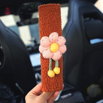 Auto jostas pārklājs – pūkains karikatūru dekors (poliesteris; svars ~35 g; pielāgošana pieejama; Piederums: bērnu drošības jostas pārklājs)