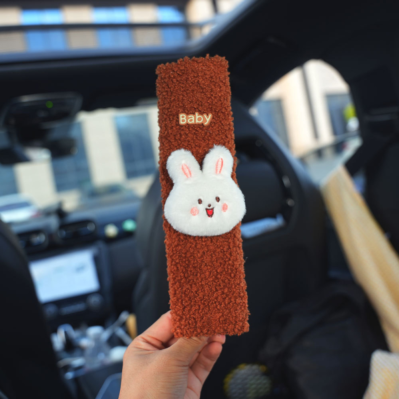 Auto jostas pārklājs – pūkains karikatūru dekors (poliesteris; svars ~35 g; pielāgošana pieejama; Piederums: bērnu drošības jostas pārklājs)