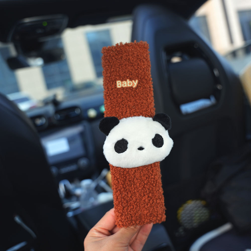 Auto jostas pārklājs – pūkains karikatūru dekors (poliesteris; svars ~35 g; pielāgošana pieejama; Piederums: bērnu drošības jostas pārklājs)