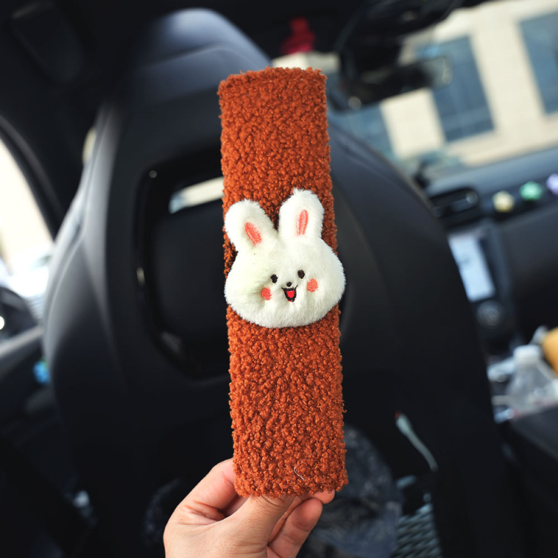 Auto jostas pārklājs – pūkains karikatūru dekors (poliesteris; svars ~35 g; pielāgošana pieejama; Piederums: bērnu drošības jostas pārklājs)