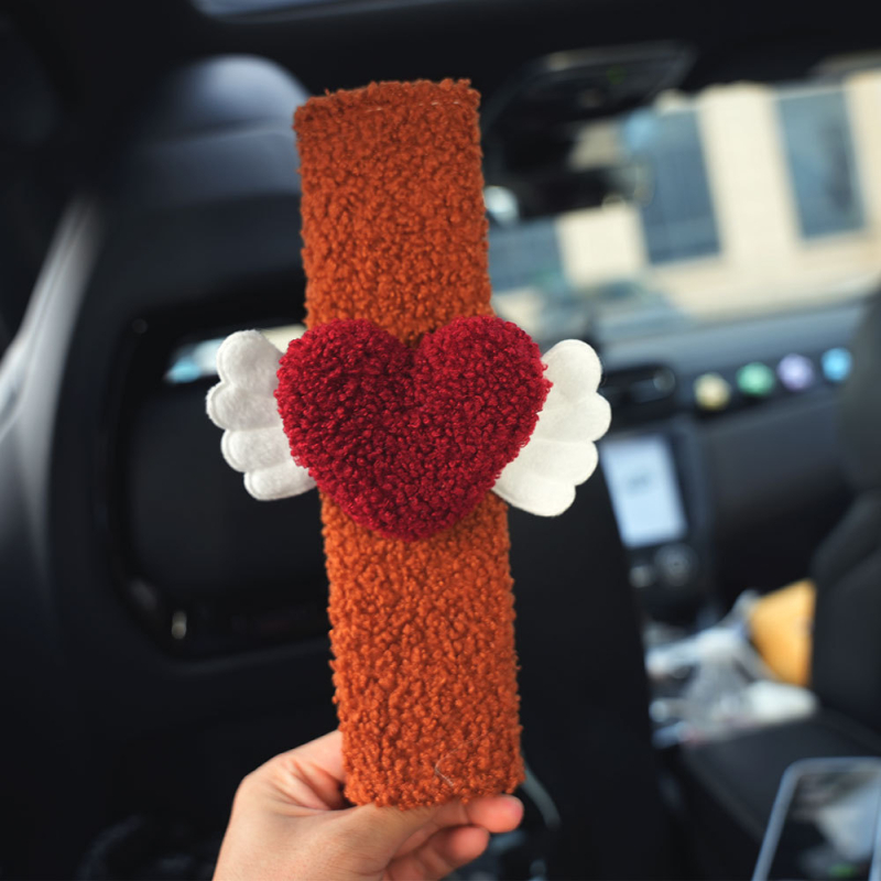 Auto jostas pārklājs – pūkains karikatūru dekors (poliesteris; svars ~35 g; pielāgošana pieejama; Piederums: bērnu drošības jostas pārklājs)