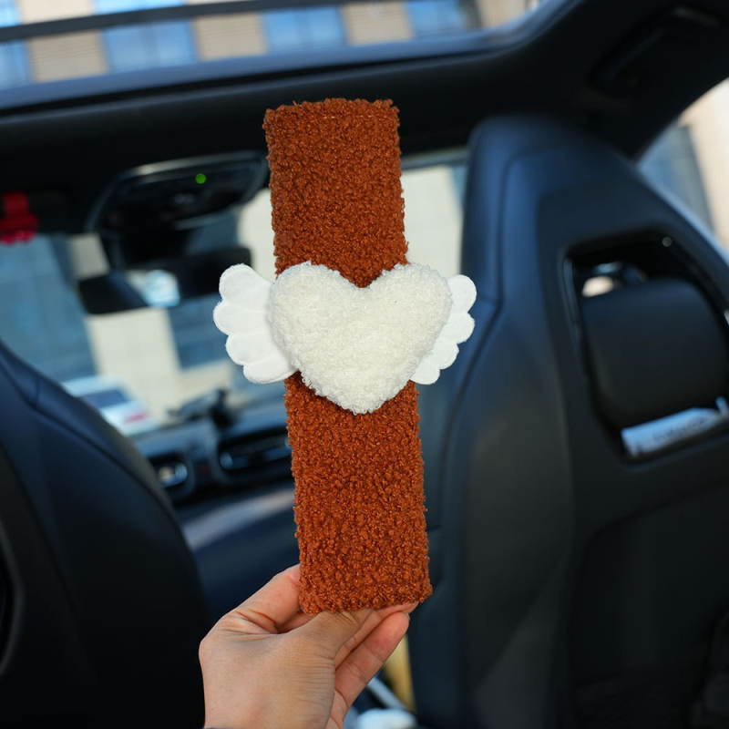 Auto jostas pārklājs – pūkains karikatūru dekors (poliesteris; svars ~35 g; pielāgošana pieejama; Piederums: bērnu drošības jostas pārklājs)