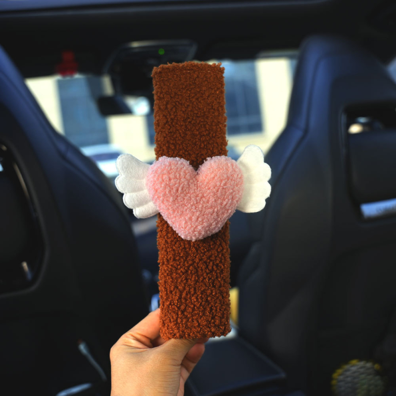 Auto jostas pārklājs – pūkains karikatūru dekors (poliesteris; svars ~35 g; pielāgošana pieejama; Piederums: bērnu drošības jostas pārklājs)