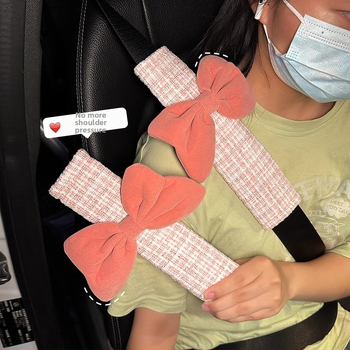 Auto iekšējā dekora komplekts: jostas spilvens ar mezglu, plecu spilvens, salvetes turētājs, karājams somu organizētājs