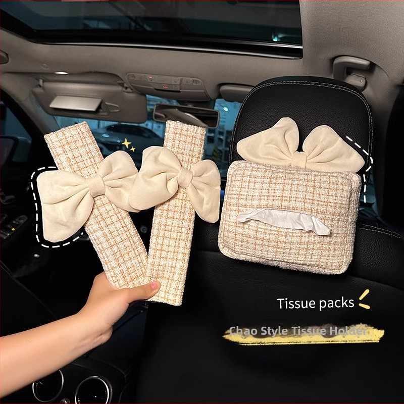 Auto iekšējā dekora komplekts: jostas spilvens ar mezglu, plecu spilvens, salvetes turētājs, karājams somu organizētājs