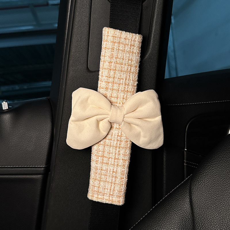 Auto iekšējā dekora komplekts: jostas spilvens ar mezglu, plecu spilvens, salvetes turētājs, karājams somu organizētājs