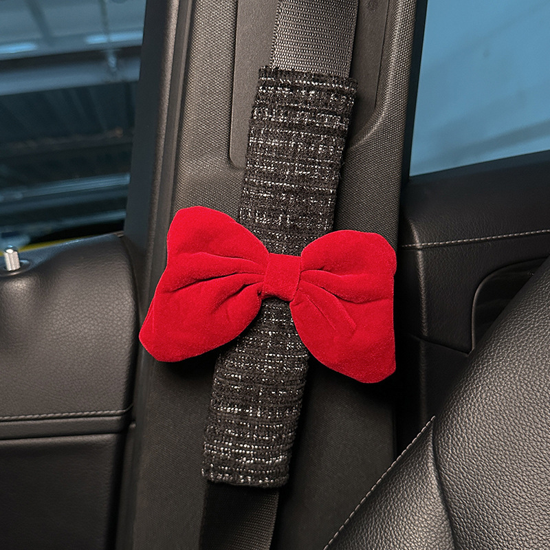 Auto iekšējā dekora komplekts: jostas spilvens ar mezglu, plecu spilvens, salvetes turētājs, karājams somu organizētājs