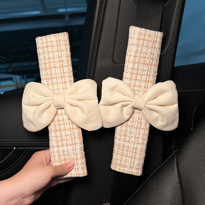 Auto iekšējā dekora komplekts: jostas spilvens ar mezglu, plecu spilvens, salvetes turētājs, karājams somu organizētājs