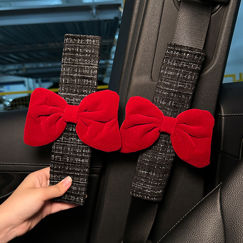 Auto iekšējā dekora komplekts: jostas spilvens ar mezglu, plecu spilvens, salvetes turētājs, karājams somu organizētājs