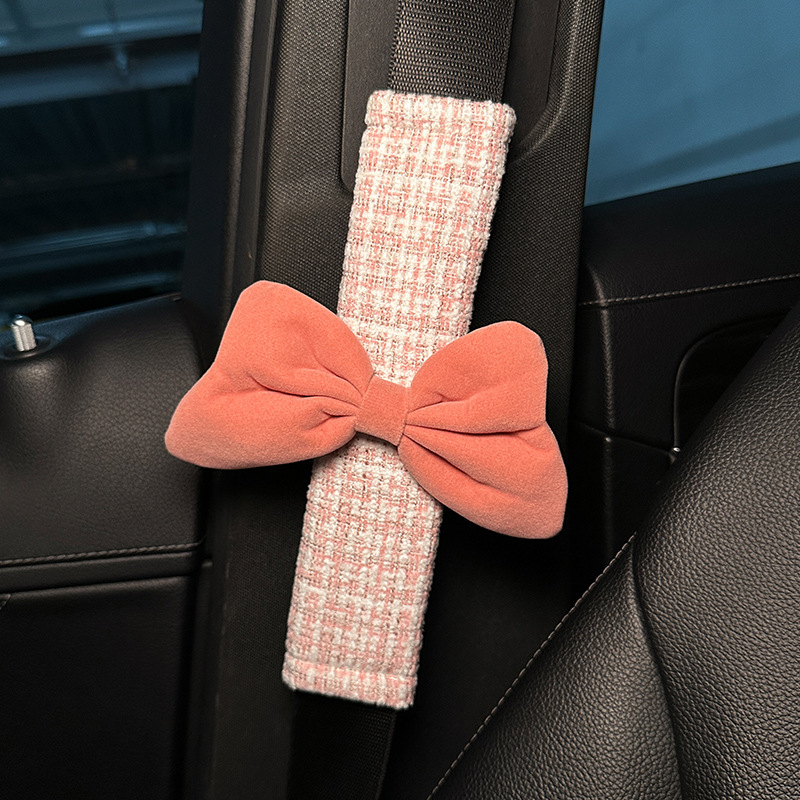 Auto iekšējā dekora komplekts: jostas spilvens ar mezglu, plecu spilvens, salvetes turētājs, karājams somu organizētājs