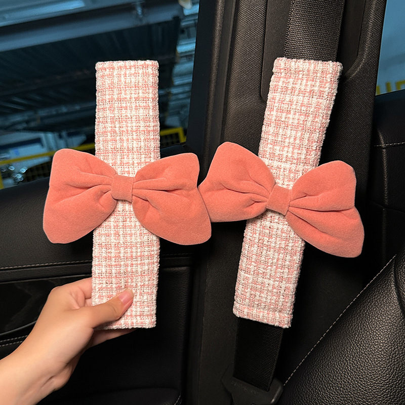 Auto iekšējā dekora komplekts: jostas spilvens ar mezglu, plecu spilvens, salvetes turētājs, karājams somu organizētājs