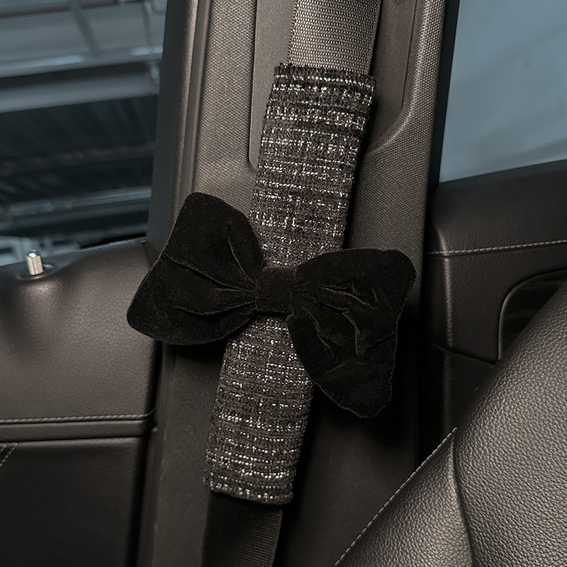 Auto iekšējā dekora komplekts: jostas spilvens ar mezglu, plecu spilvens, salvetes turētājs, karājams somu organizētājs