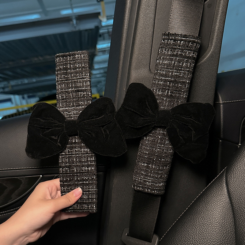 Auto iekšējā dekora komplekts: jostas spilvens ar mezglu, plecu spilvens, salvetes turētājs, karājams somu organizētājs