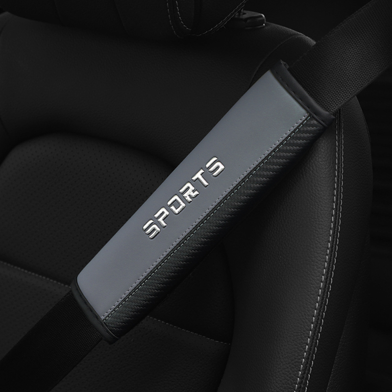 PU ādas drošības jostas plecu spilventiņi ar imitētām metāla burtiem, logotipa drukas iespēja, 75 g, praktisks auto aksesuārs