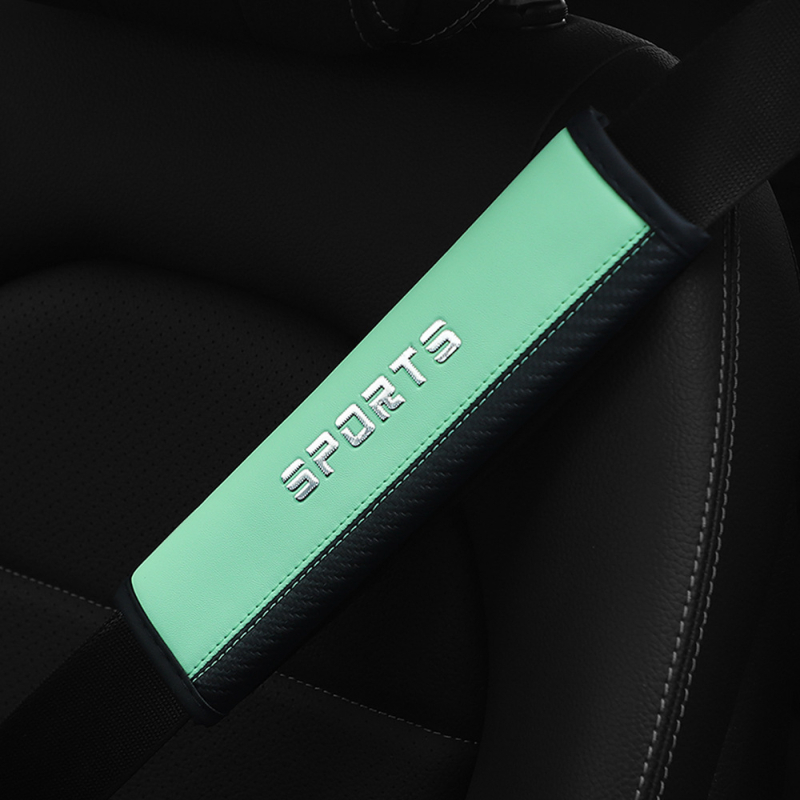 PU ādas drošības jostas plecu spilventiņi ar imitētām metāla burtiem, logotipa drukas iespēja, 75 g, praktisks auto aksesuārs
