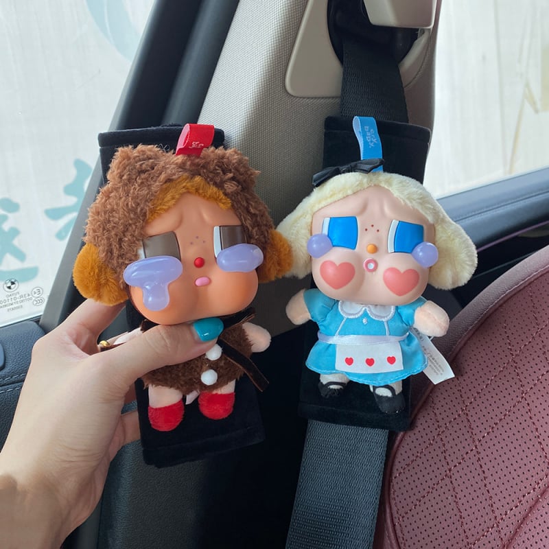 Automašīnas drošības jostu spilventiņš - pūkains ar Crybaby motīvu, dekoratīvs aksesuārs - Zīmols: Beautiful Night Thoughts; Materiāls: plīša; Svars: 100 g; Tips: Dekors