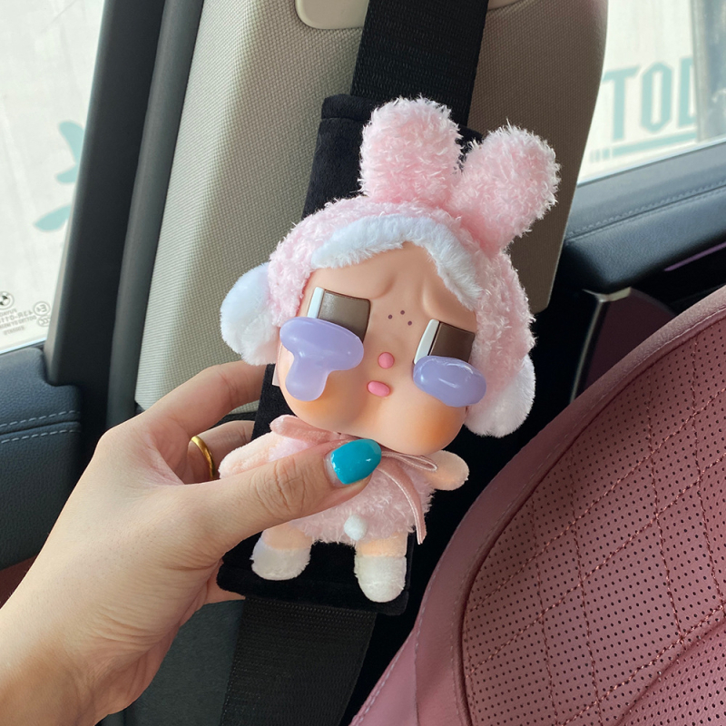 Automašīnas drošības jostu spilventiņš - pūkains ar Crybaby motīvu, dekoratīvs aksesuārs - Zīmols: Beautiful Night Thoughts; Materiāls: plīša; Svars: 100 g; Tips: Dekors