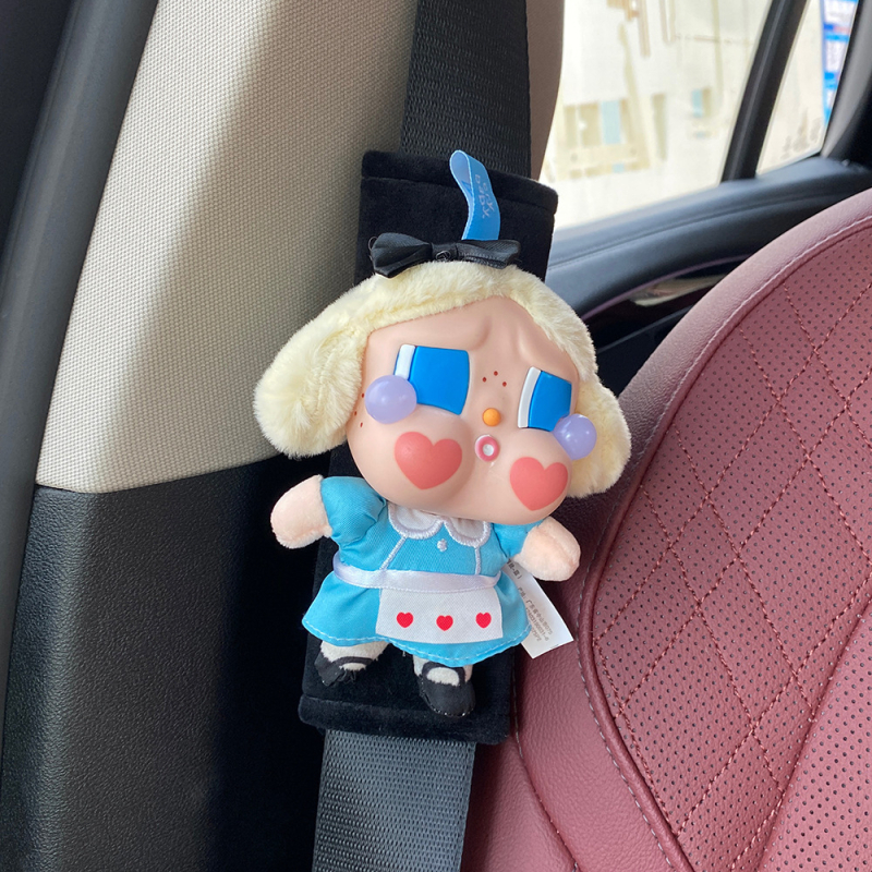 Automašīnas drošības jostu spilventiņš - pūkains ar Crybaby motīvu, dekoratīvs aksesuārs - Zīmols: Beautiful Night Thoughts; Materiāls: plīša; Svars: 100 g; Tips: Dekors